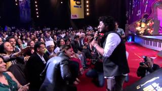 Arijit Singh gives a tribute to Shah Rukh Khan at 6th Royal Stag Mirchi Music Awards [upl. by Nave]