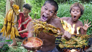 Primitive Technology  Kmeng Prey  Cooking Squid On ARock [upl. by Zelma]